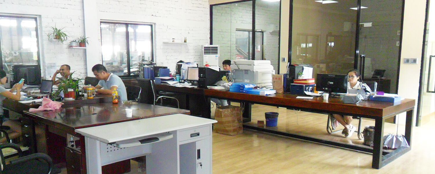 huanlong worker in the office